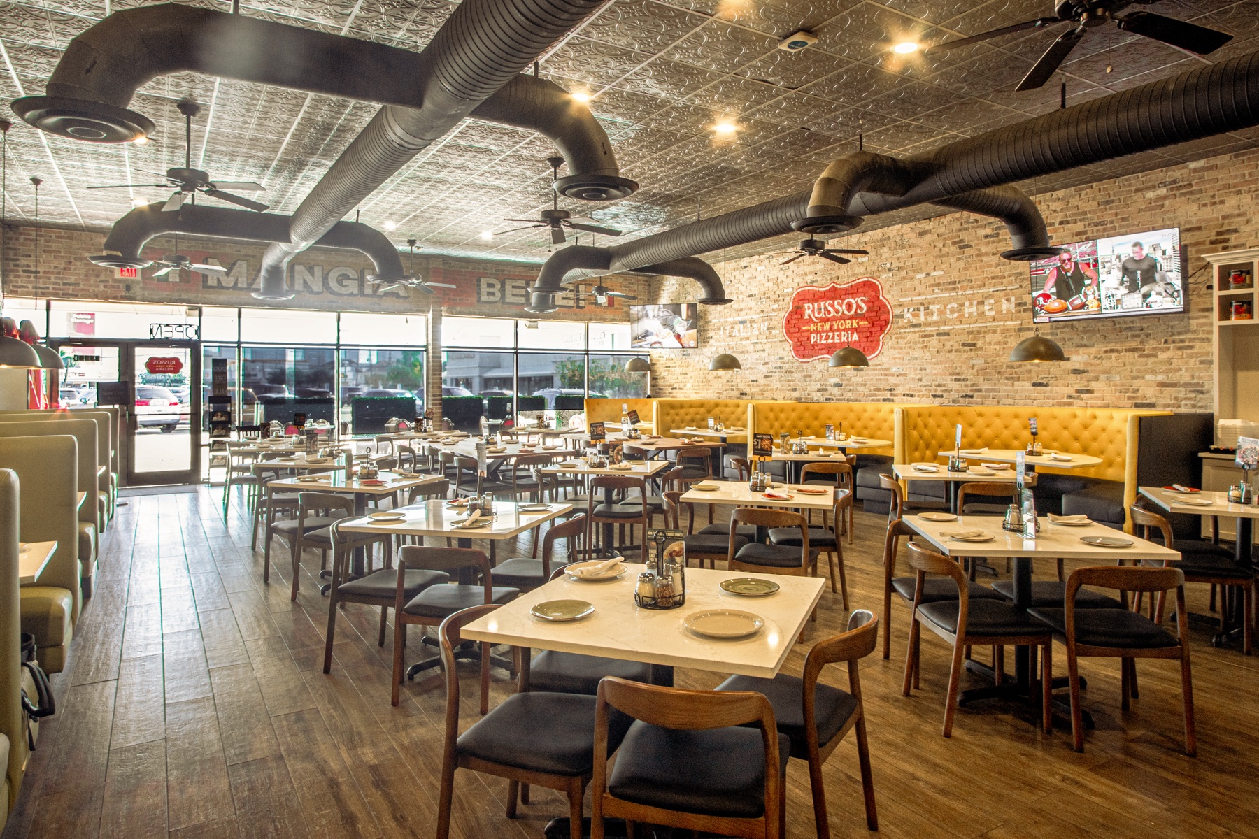 Russo's full-service Italian restaurant interior